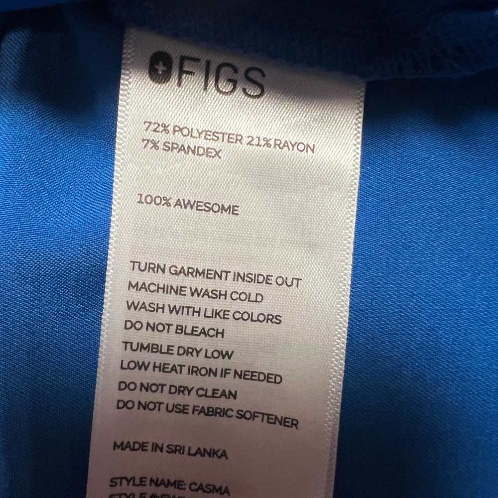 NWT Figs Three Pocket‎ Scrub Top- Large - Picture 8 of 9